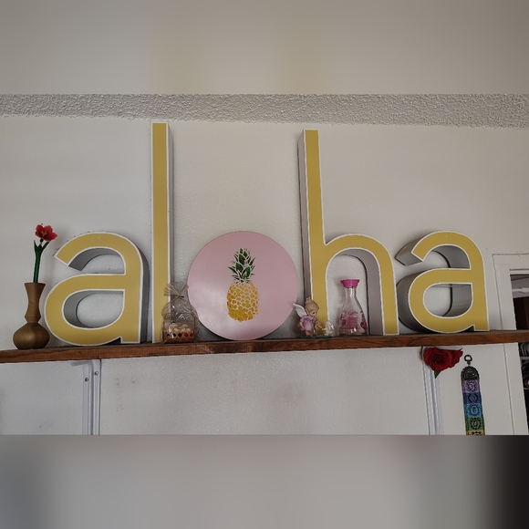 Vibrant Aloha Sign with Pineapple Design - Picture 1 of 4